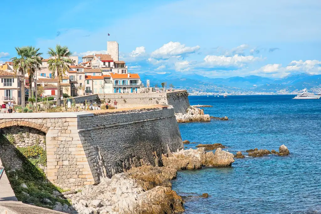 Vue du port Vauban à Antibes